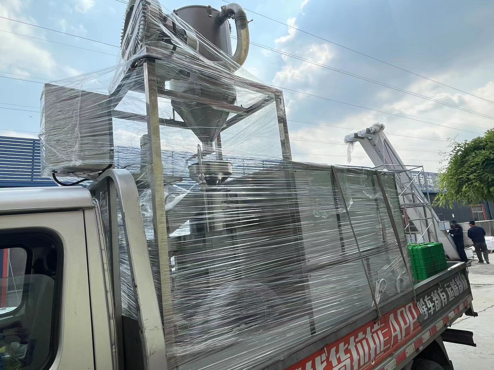 發(fā)往東營的500型雙連磨四頭壓榨全全自動豆腐機——迪生機械