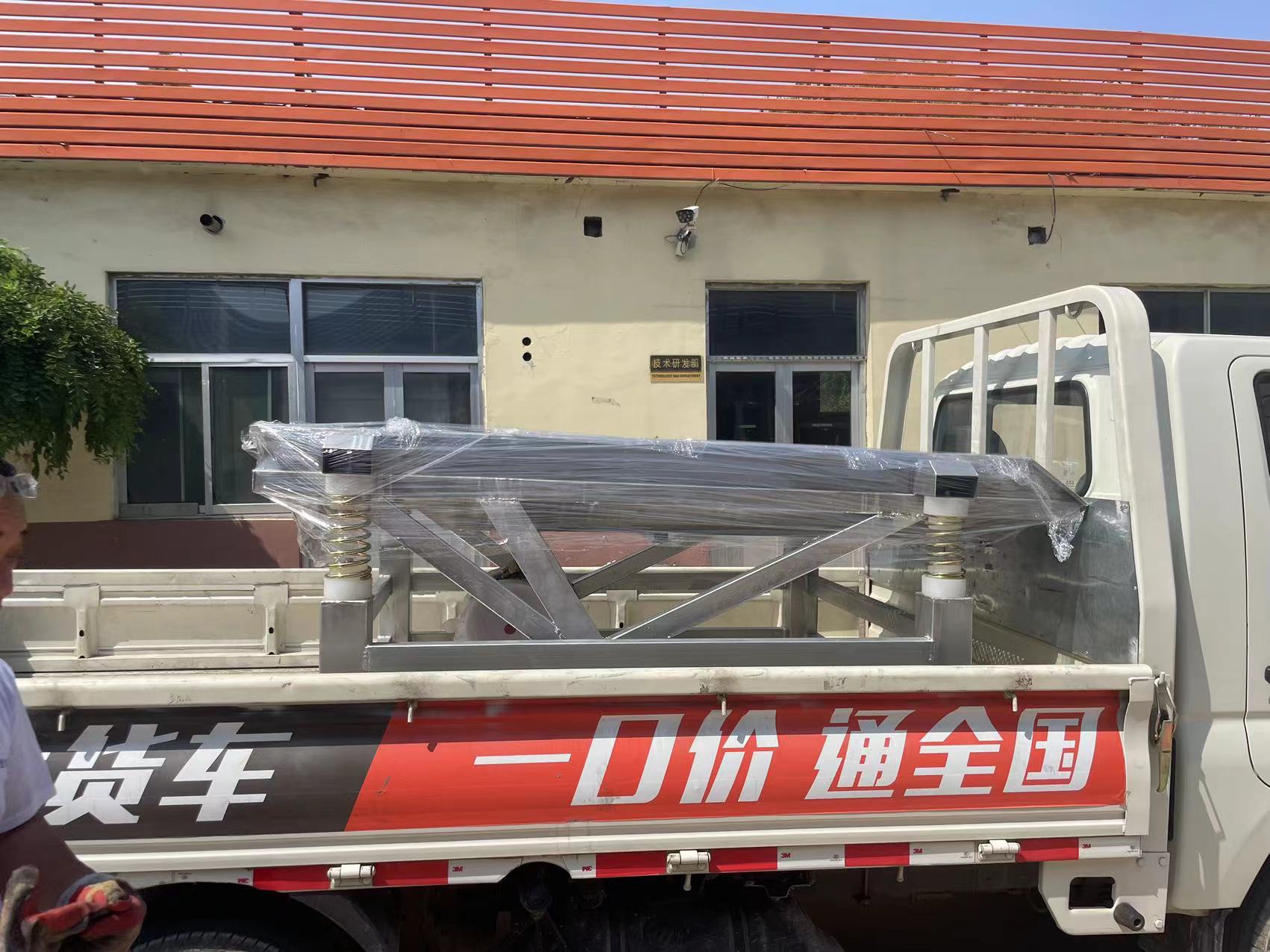 發(fā)往貴州中型帶特氟龍涂層的豆芽震動去殼機——迪生機械