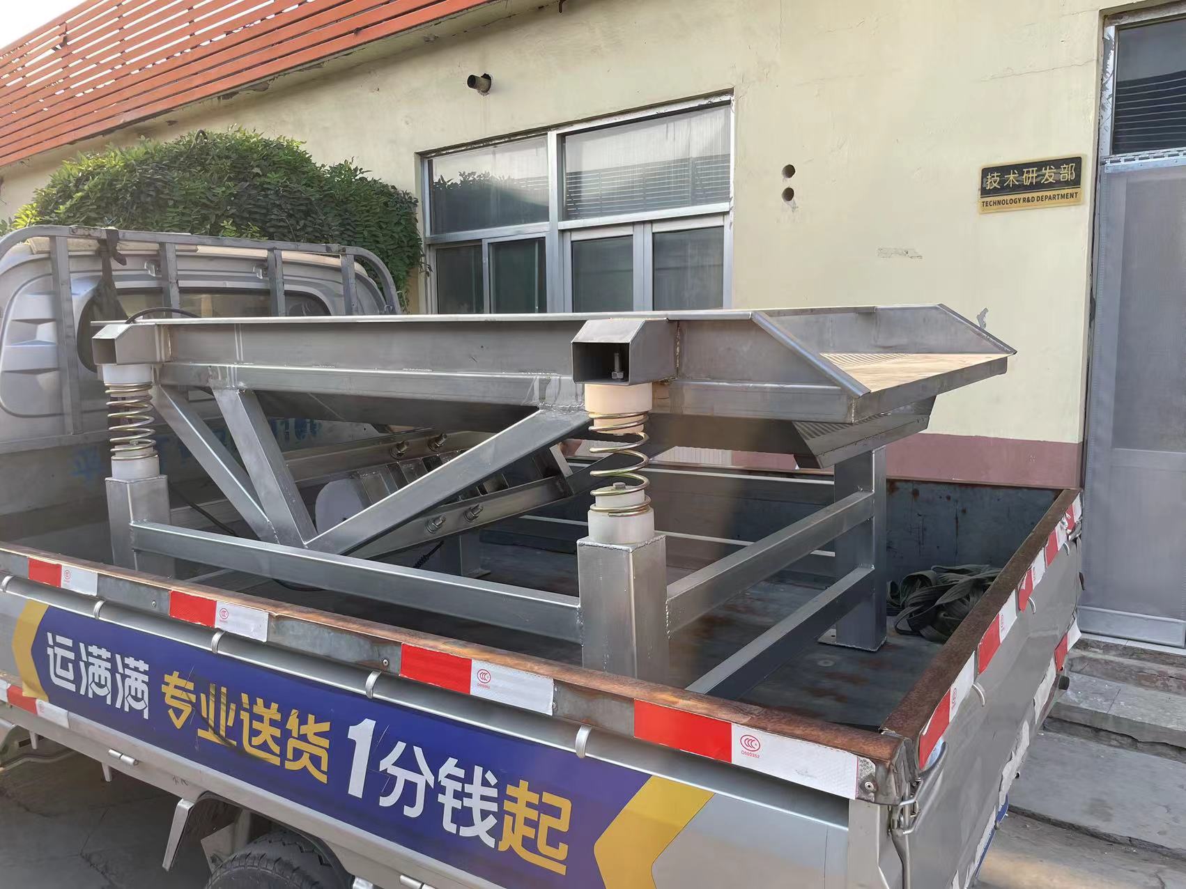 迪生豆芽機械發(fā)往云南昆明中型豆芽去殼機